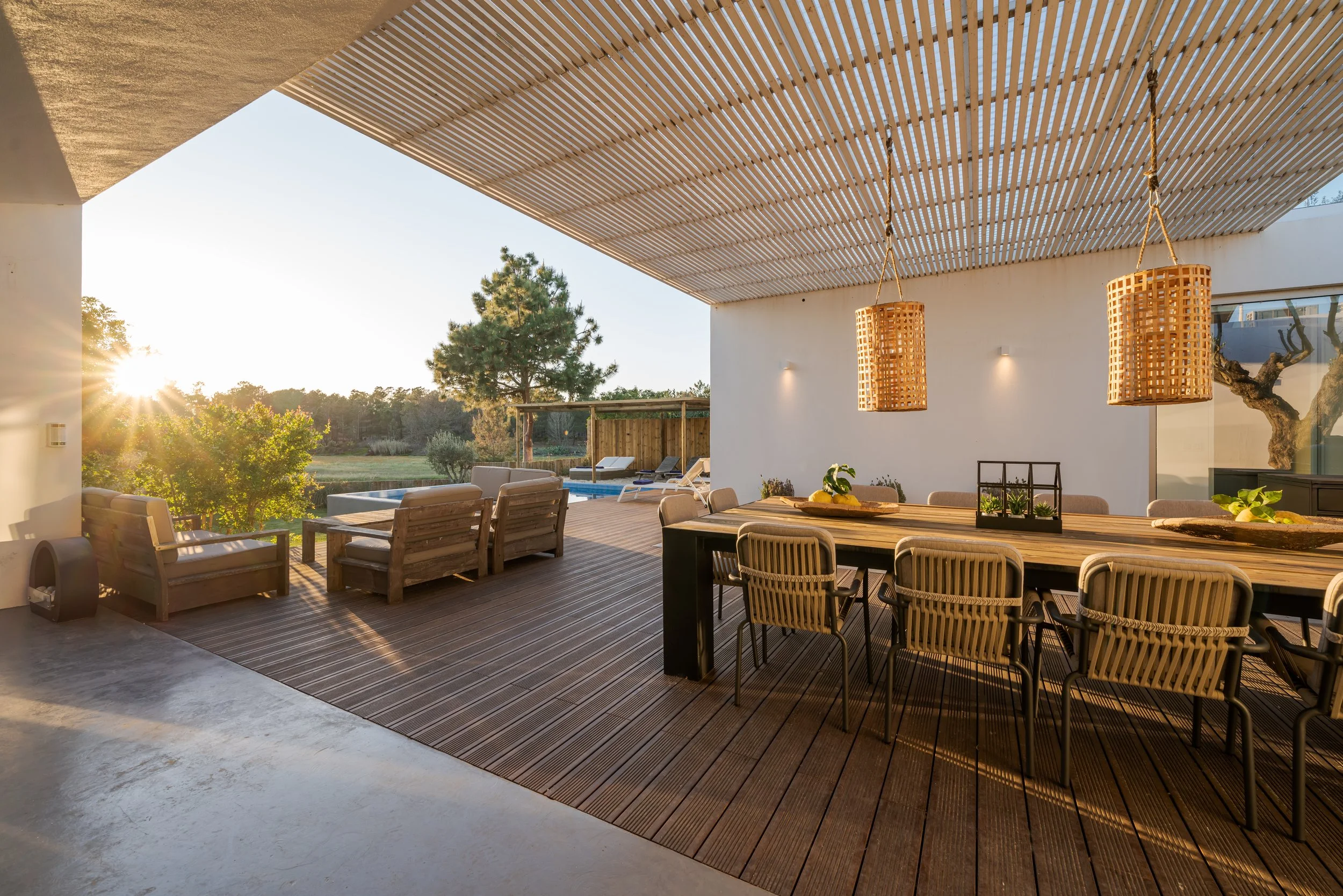 From Basic to Beautiful: Backyard Transformations with Custom Decks