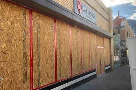 Store front <em>repairs</em> — same-day response.