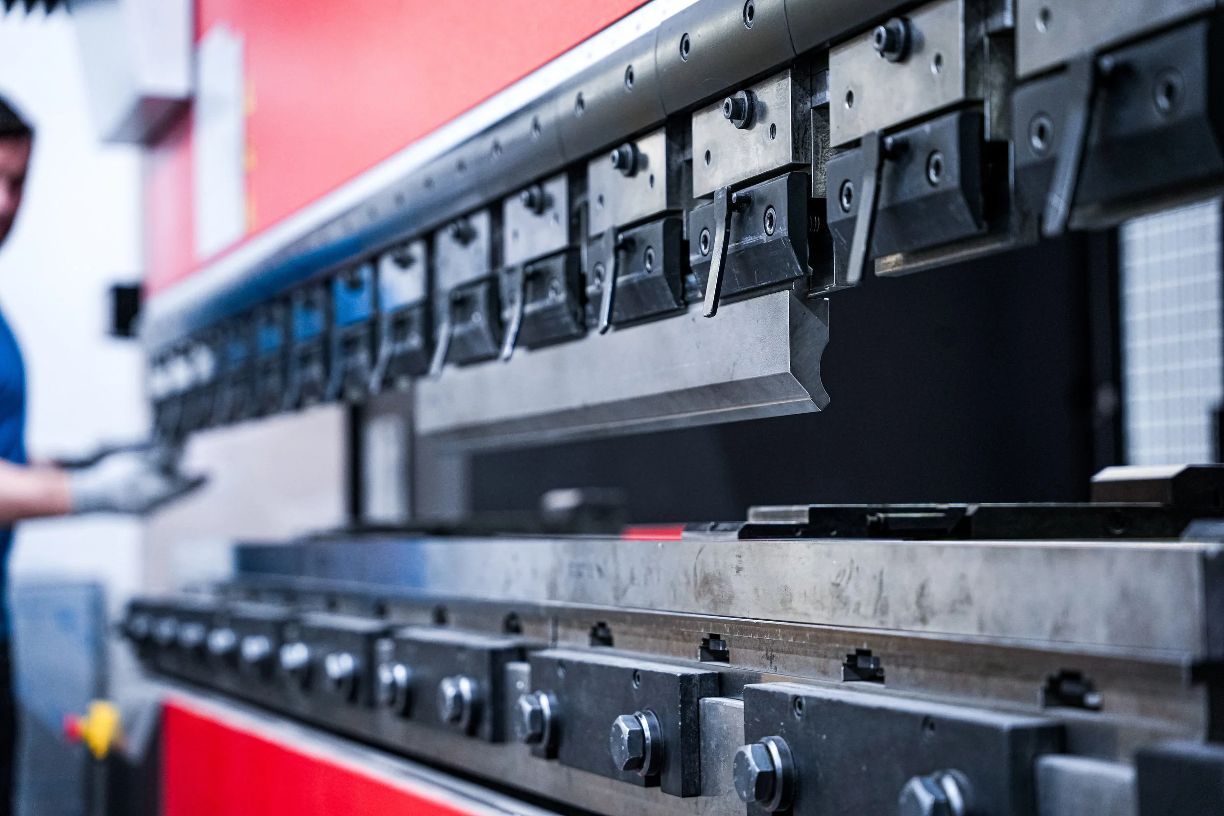 Nahaufnahme eines industriellen Schneidegeräts in einer Fabrikhalle