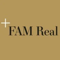 Logo mit goldener Hintergrundfarbe und schwarzem Text »+ FAM Real«