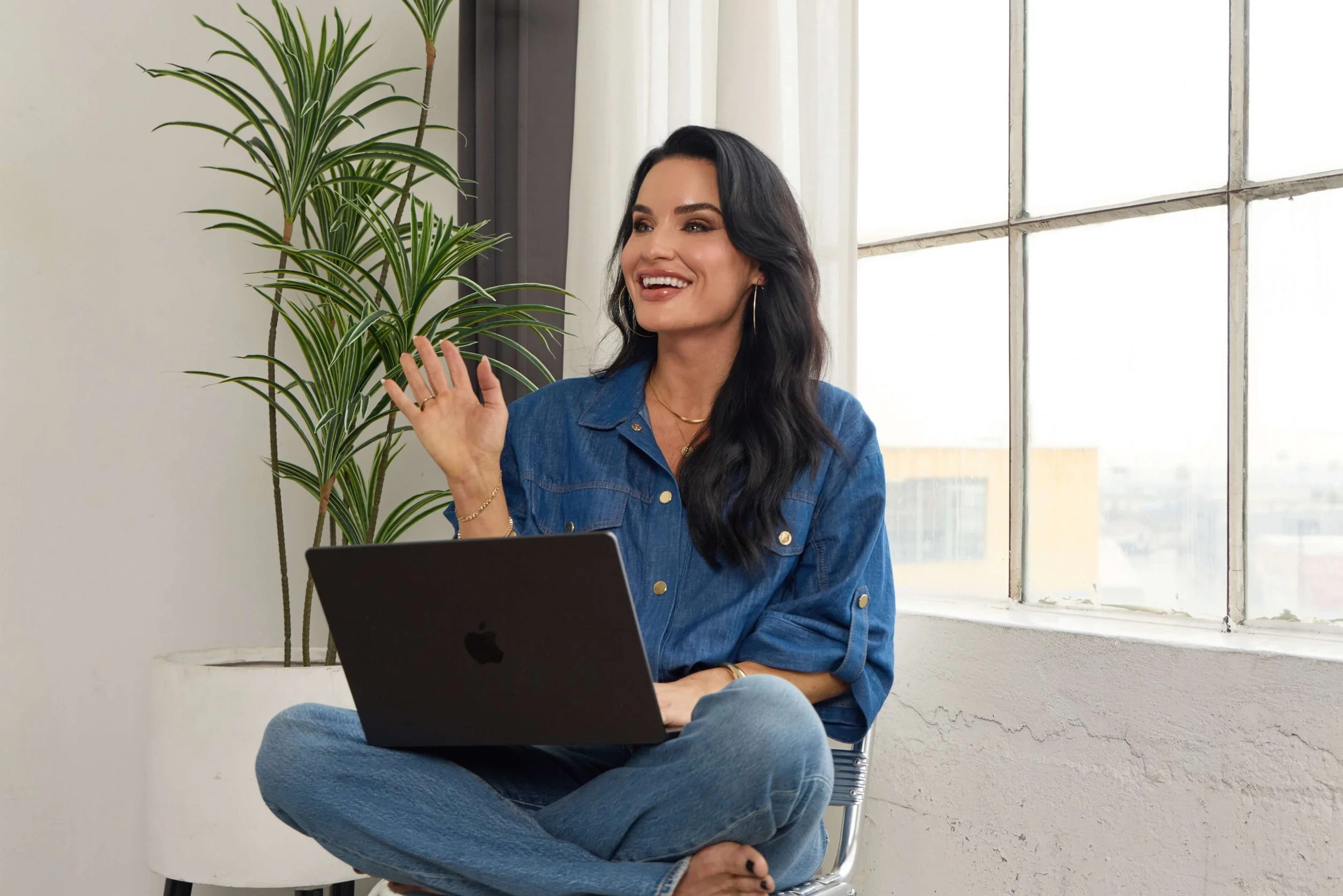 Lesley Holmes in a speaking session