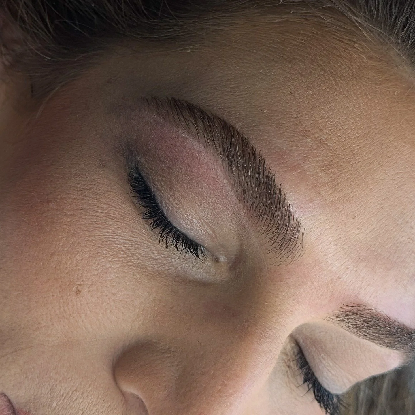 Brow artistry at its finest 🤌🏽 Appointments can be booked online with us @browsbyleo @dannysimonyi 🎃