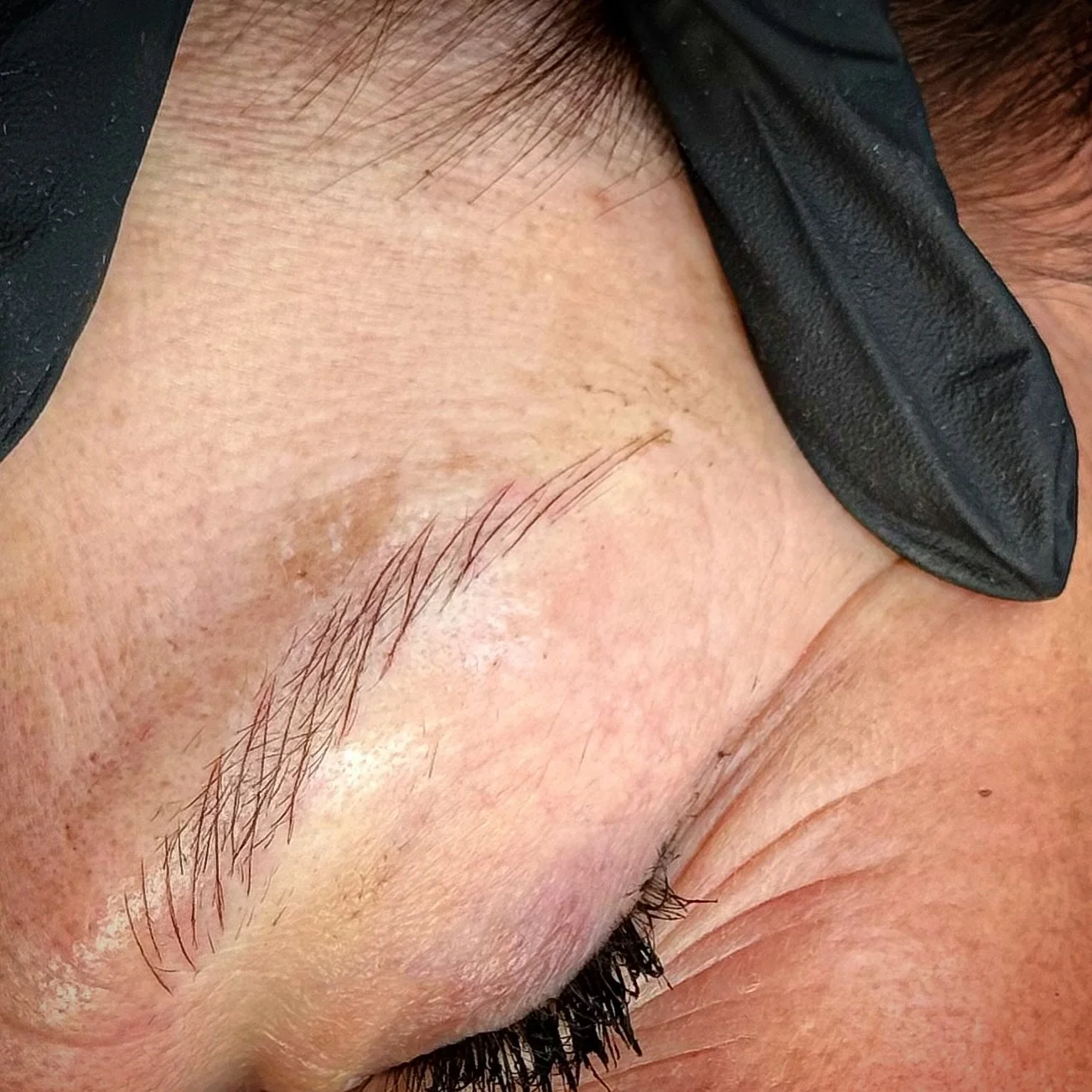 Microblading pain? That&rsquo;s so 2015.
If all your clients are hurting, it&rsquo;s time to check your technique.
Our clients nap through their appointments. No pain, all gain. 💅🏼 

@browsbyleo @dannysimonyi