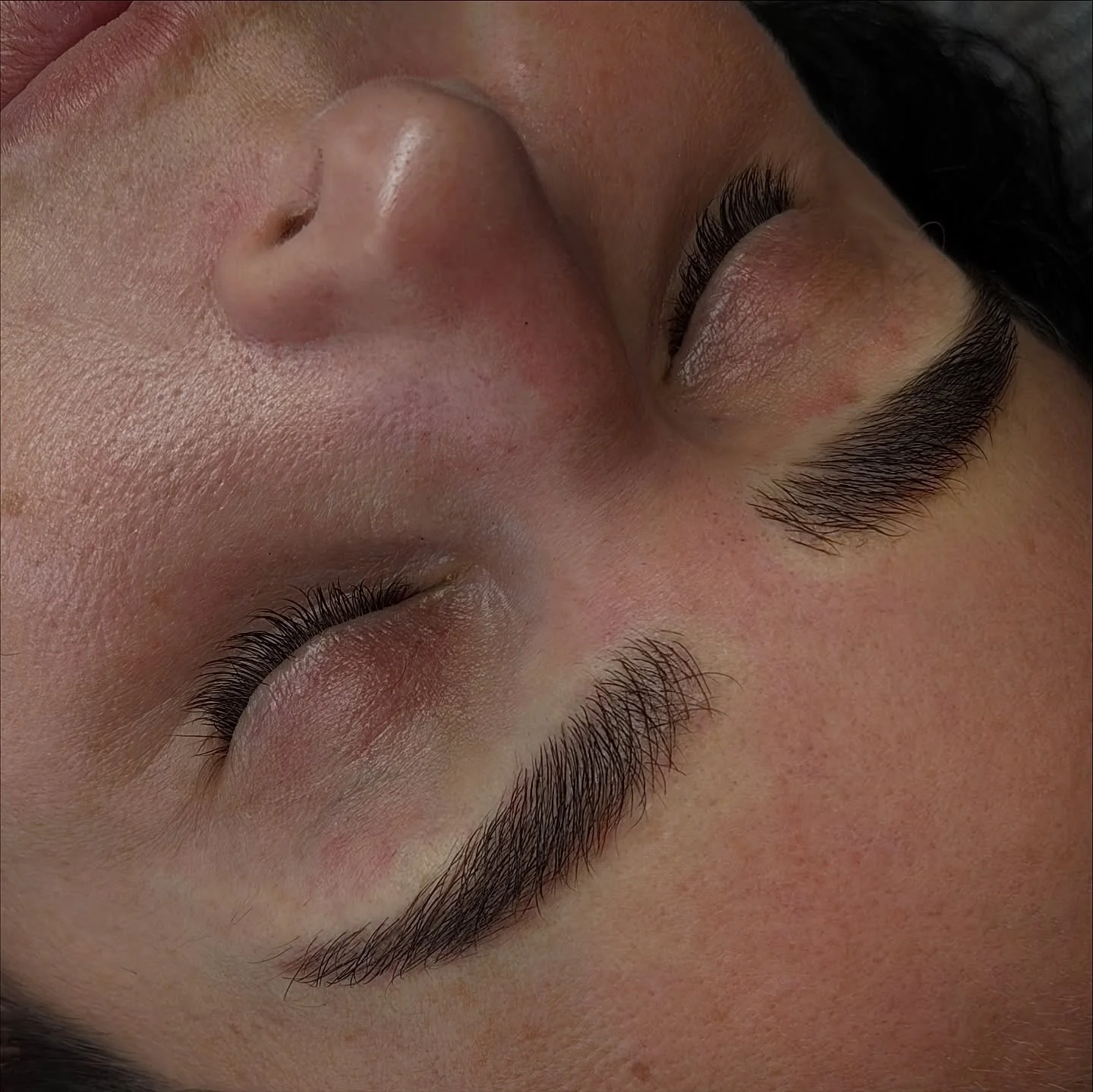 Fresh brows, clean symmetry, and the softest blend 🤍✨ #StudioSimonyi 

Artist @dannysimonyi