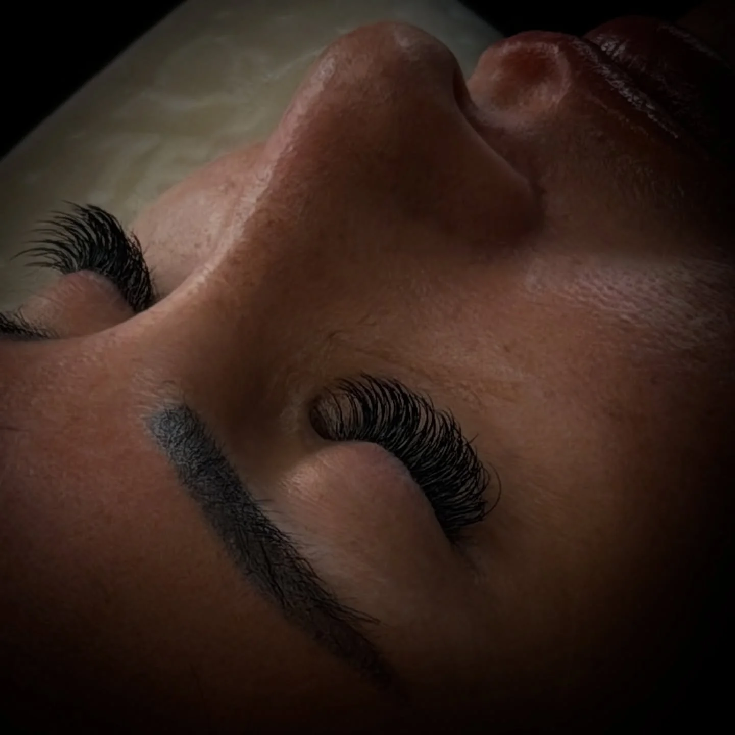 If you love the &ldquo;clean girl&rdquo; look &mdash; classic lashes are your match.
One extension per natural lash = no clumps, no fans, no drama.
Just soft, wispy, your-lashes-but-better energy ✨

#classiclashesextensions