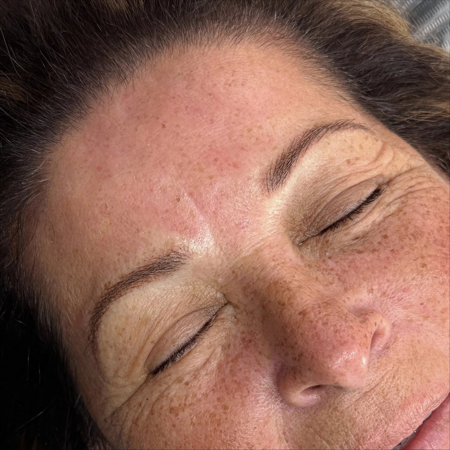 This service is called: Combo Brows, a blend of hairstrokes and light shading. 🧑&zwj;🎤 Artist Danny