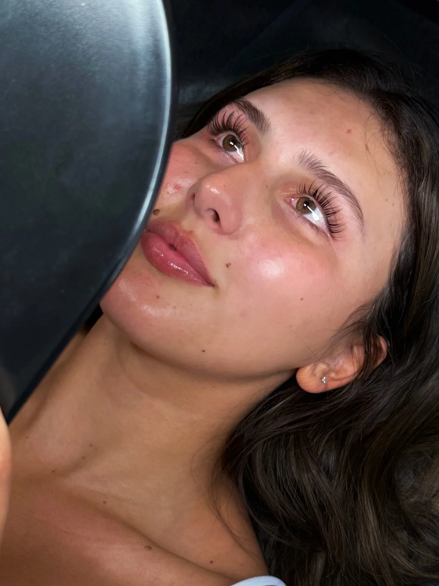 Coachella loading&hellip; 🌴✨
We got her ready to glow from day parties to afters 

Artist @browsbyleo #brows#lashes#coachella