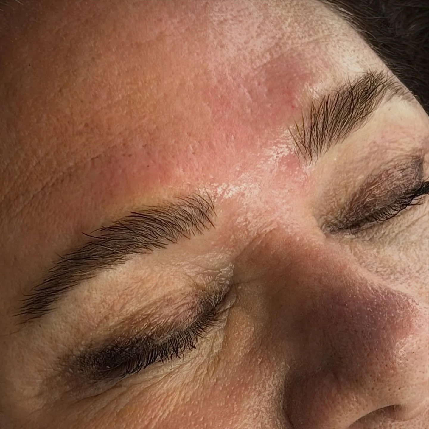 Fresh microblading ✨

What you&rsquo;re seeing here is immediately after&mdash;so yes, they look a little darker, bolder, and slightly red. That&rsquo;s part of the process.

Healing looks like this:
Days 1&ndash;3: darker + more defined
Days 4&ndash