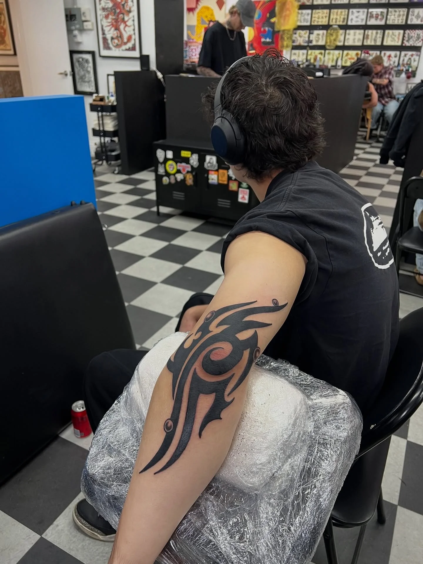 🍭DRAWN ON ELBOW TRIBAL🫧 Something a little different but equally fun. For bookings hit the DMS. Time available @carlisletattooco and @vintiquetattooparlour this May and June