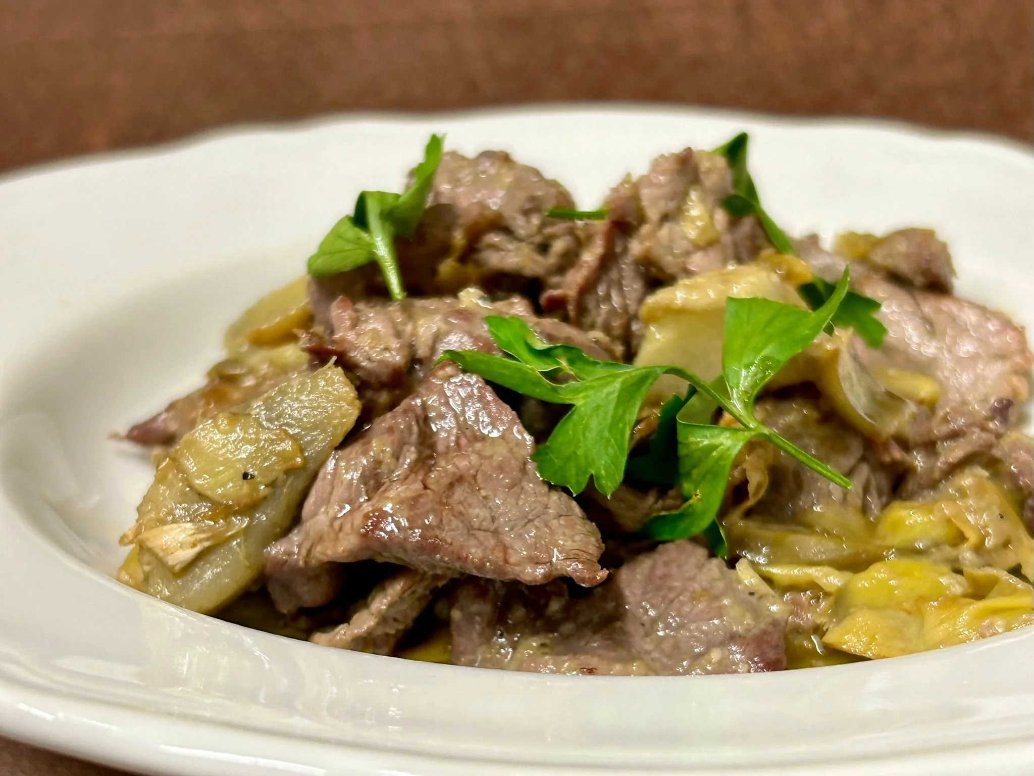 Piattino di carne con verdure e prezzemolo.