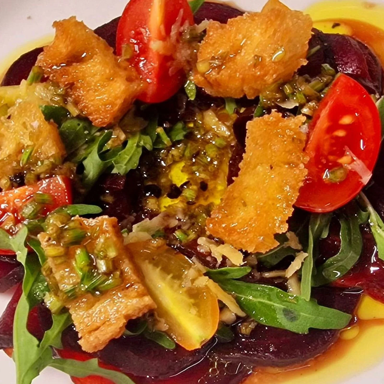 Insalata mista con pomodori, arance, crostini e verdure