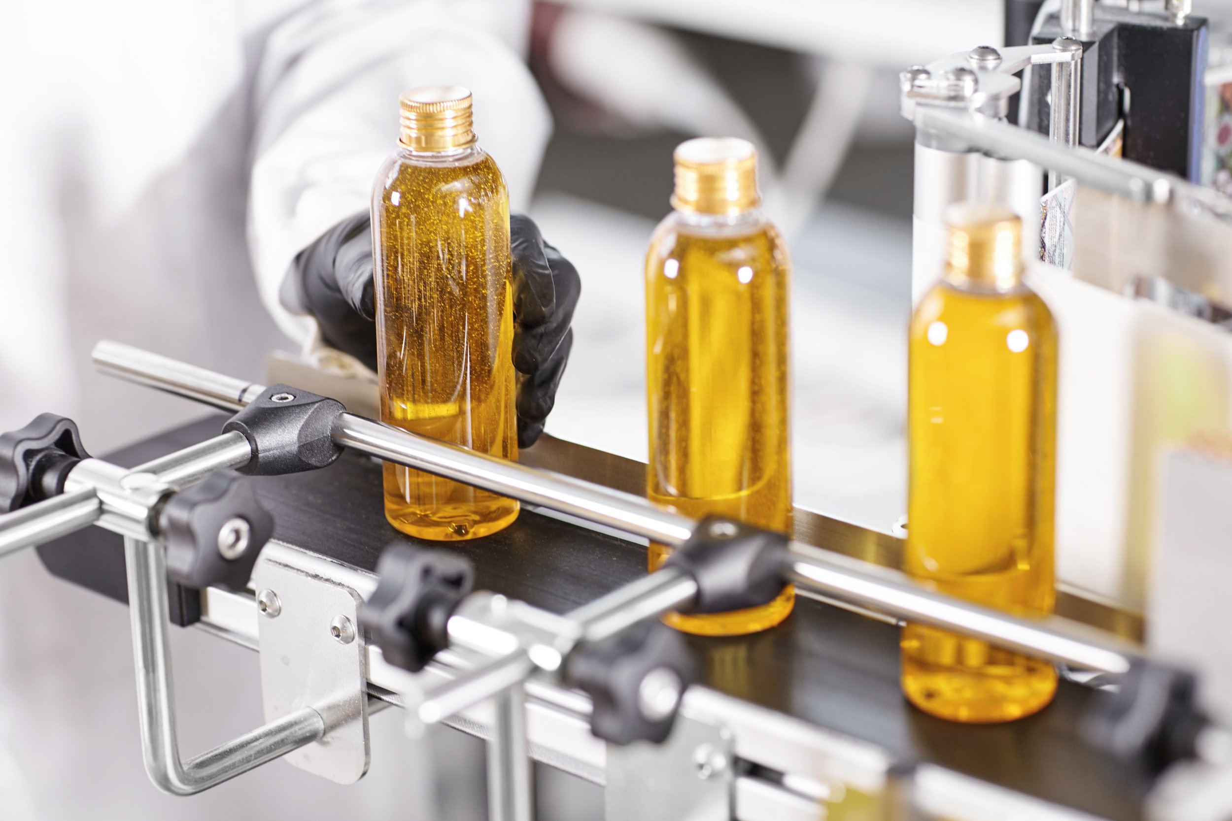 PET-Flaschen mit passenden Verschlüssen für komfortable Anwendung, sichere Dosierung und starke Produktpräsentation