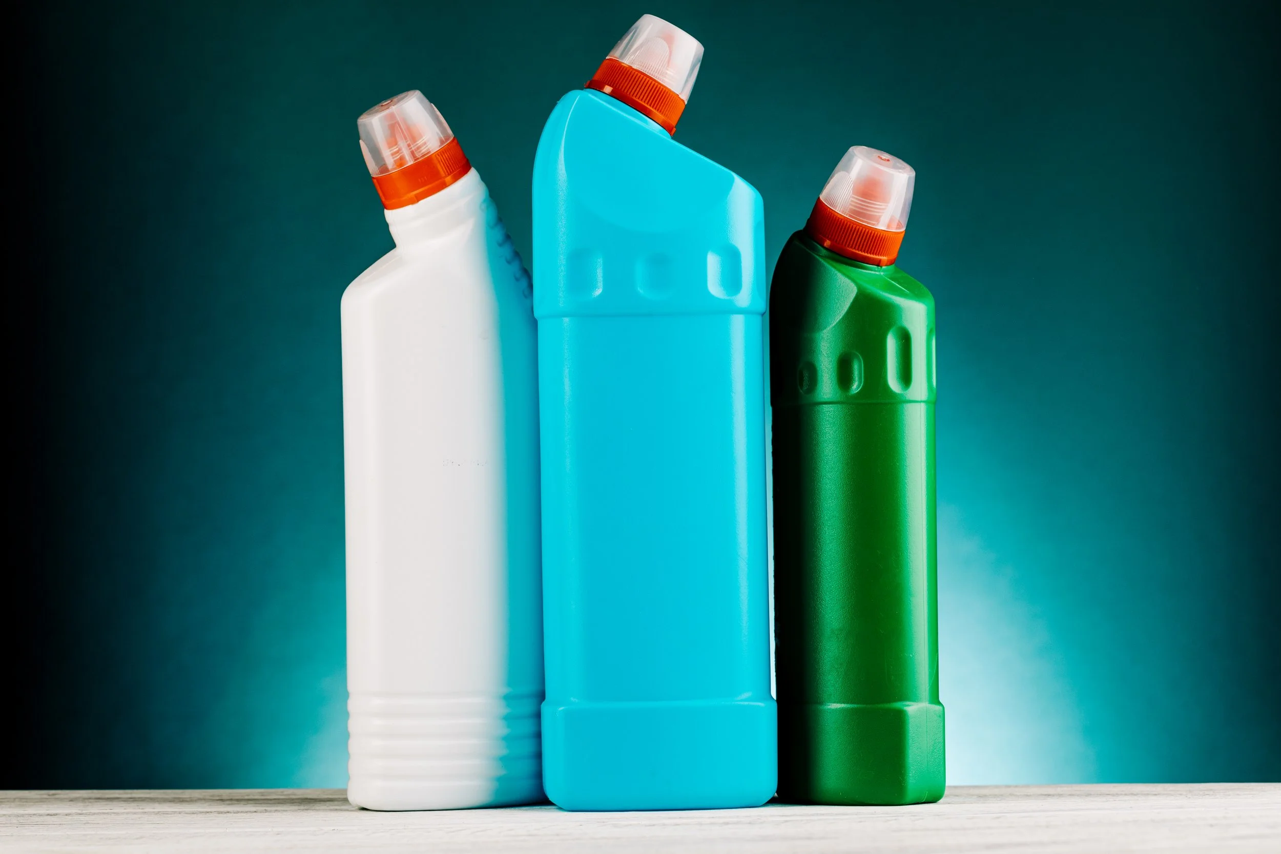 Flüssige chemisch-technische Produkte wie Reiniger, Öle und Additive flexibel abfüllen und verpacken