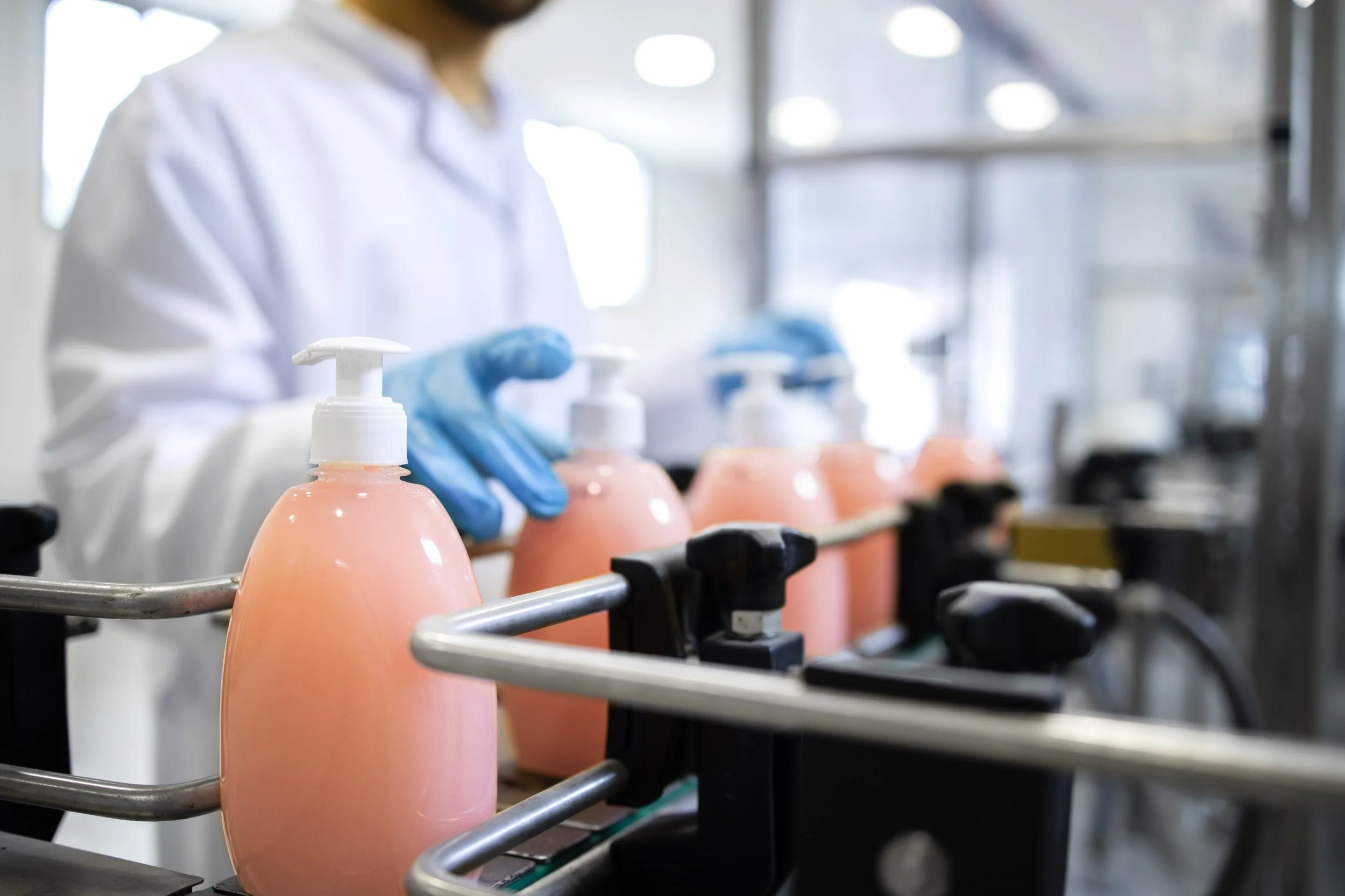 Kosmetikproduktion mit präziser Abfüllung und zuverlässiger Prozesssicherheit