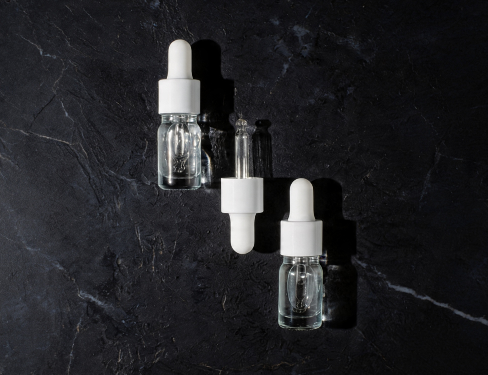 Glasflaschen mit Pipetten, Tropfverschlüssen und Dosierlösungen für hochwertige Flüssigprodukte