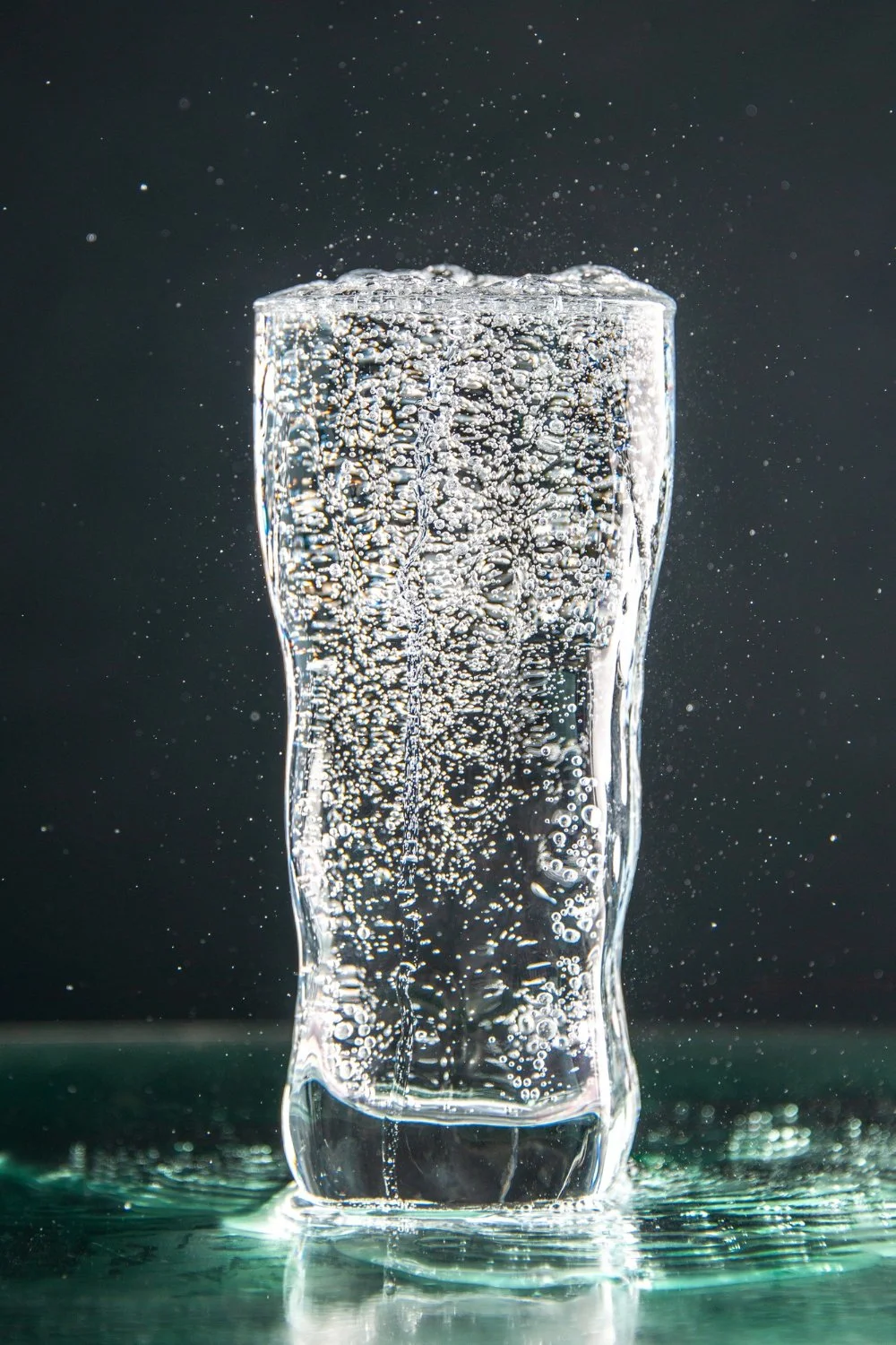 Kohlensäurehaltige Getränke wie Limonaden, Schorlen, Mineralwasser, Kombucha und Sekt in Glasflaschen