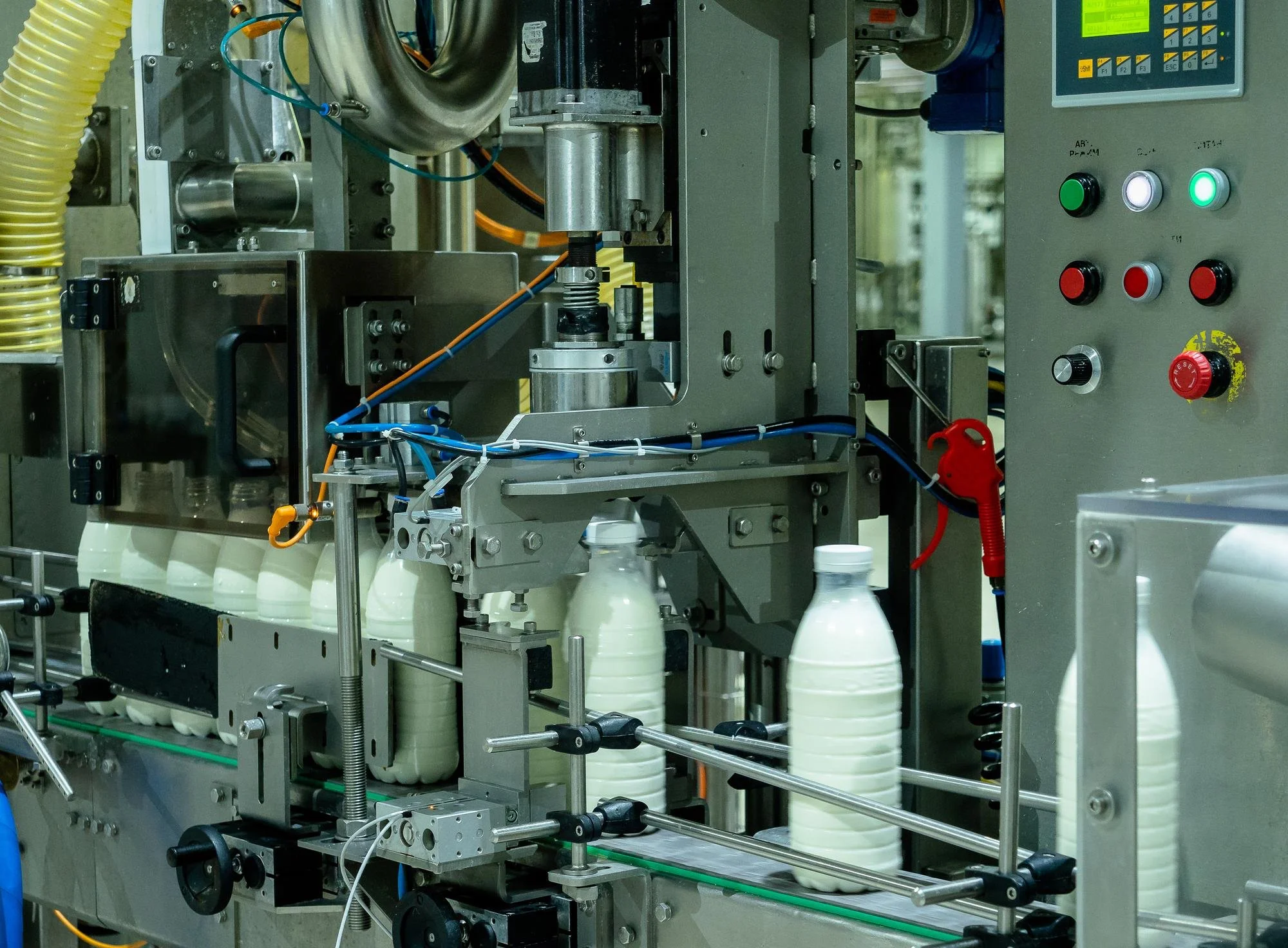 Milchprodukte in Flaschen auf einer Produktionsanlage mit materialgerechter Verpackung und stabiler Verarbeitung
