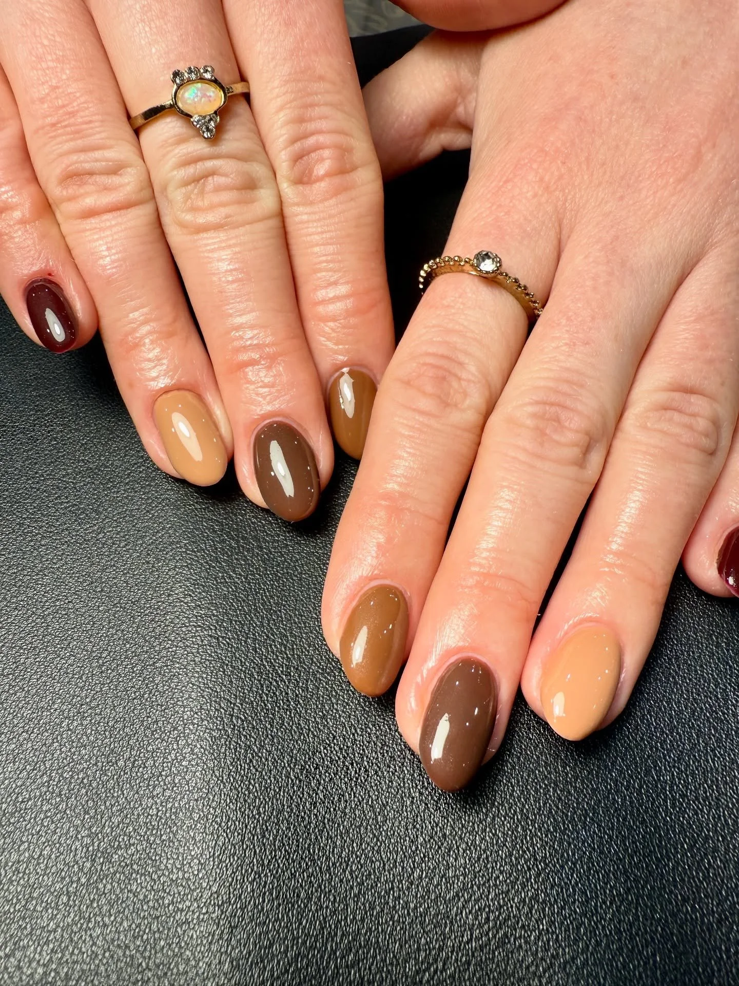 Neutral and simple but still super effective. If you can&rsquo;t pick a colour, just have them all! 
Autumn is here, it&rsquo;s official, doing a lot of reaching for the neutral and earthy tones 🍁🍂

#gelnails #biabnails #buildergelnails #autumncolo