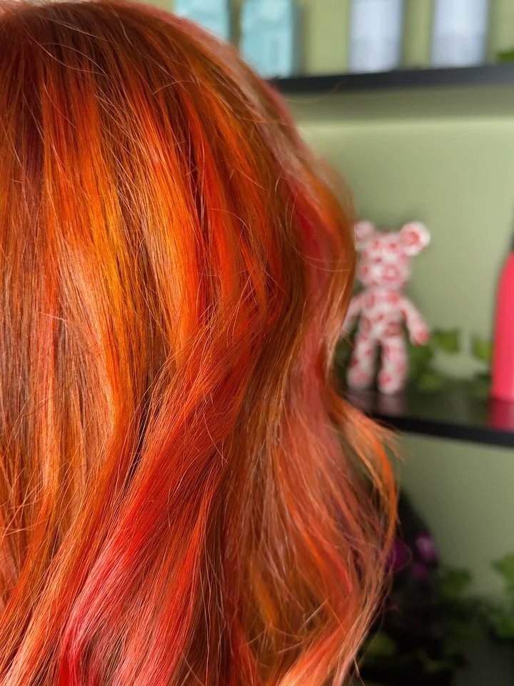 We spiced Georgia&rsquo;s colour up - swipe for a surprise 🤪
Gorgeous orange and pink combo 💗🧡

#orangeandpinkhair #orangeandpinkhaircolour #hairdye #uvhair #uvhairdye #halooweenhaircolour #heywood #manchester #heywoodhair #manchesterhair