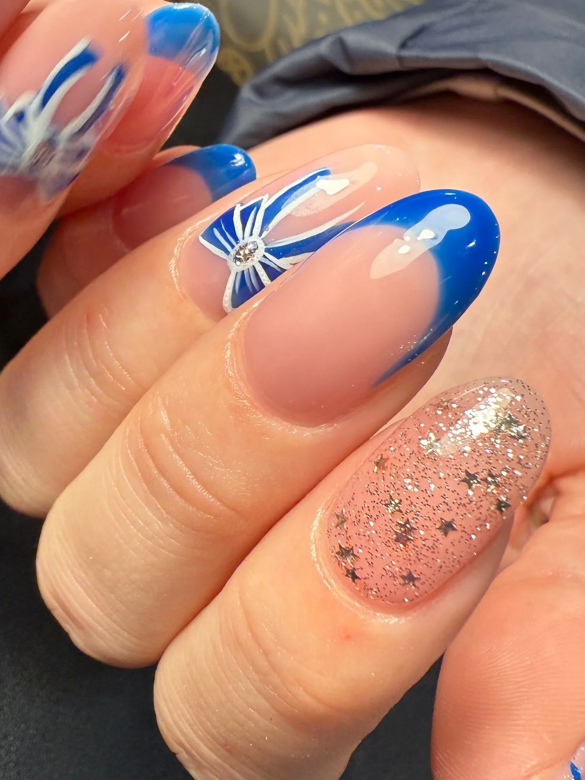 First time painting bows! 🎀🎀🎀

Cute lil set for @roksana._.p next set, Christmas nails! I can&rsquo;t tell@you how excited I am for Christmas nails this year, eek! 

#bluenailart #biabnails #buildergelnails #nailart #heywoodnails #manchesternails 