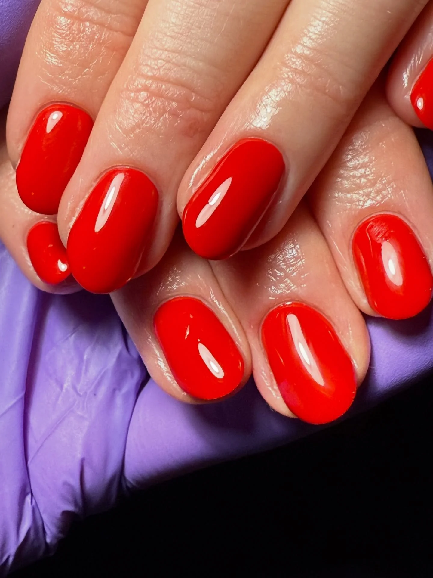 Red for Santa! @emma_lfletcher breaking moulds with this set. 
Emma usually likes muted and earthy tones on her nails, but how good are these 😍 

Gel colour - Pillar box red by @nailorder ❤️💋

#buildergel #biabgel #buildergelnails #rednails #christ