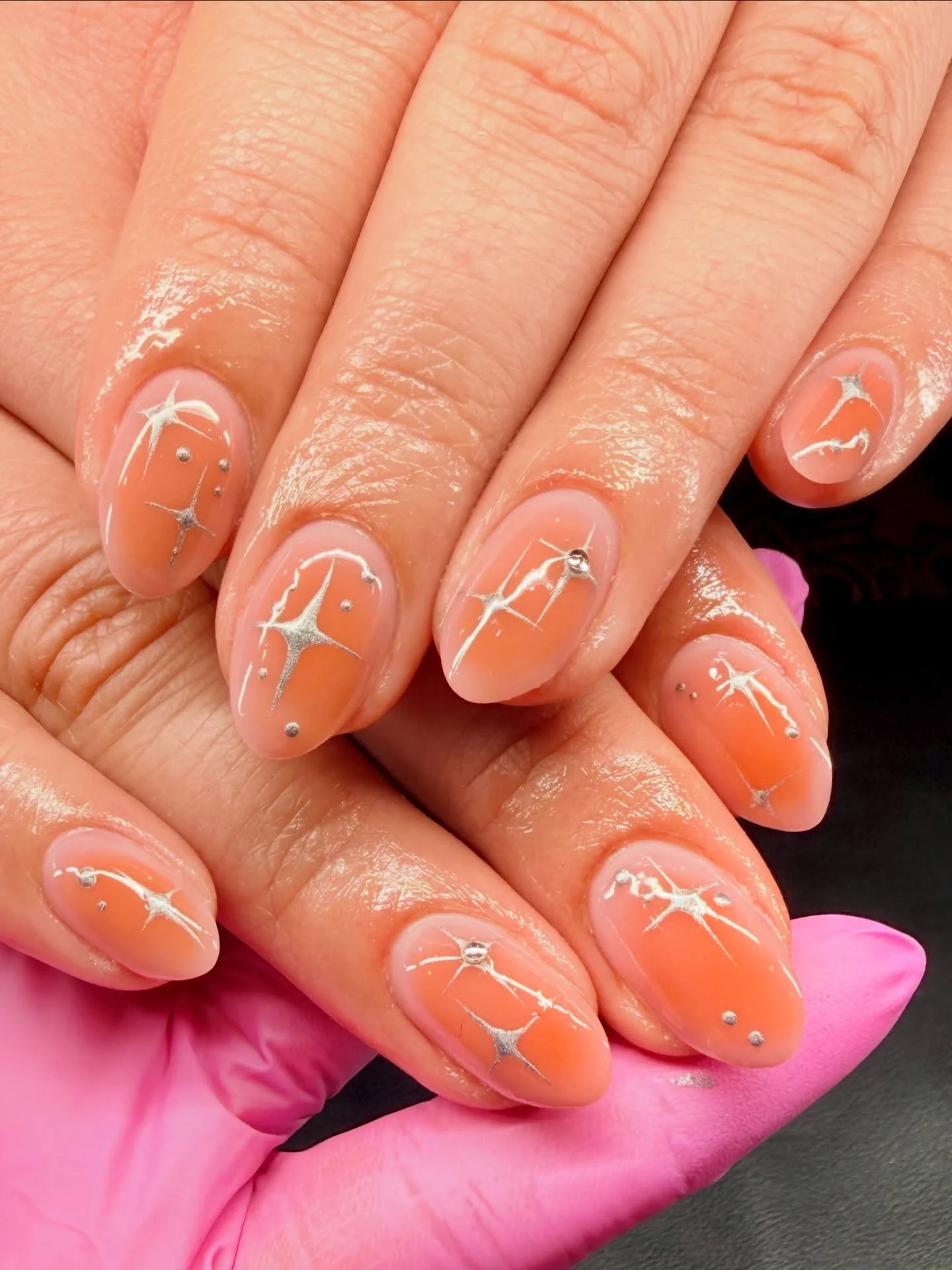 Auras, one of Mims favourite nail art designs&hellip; looks really cute in this shade! With chrome twinkle accents, and did you spot the gems?! 

#biabnails #auranailart #buildergelnails #heywoodnailsalon #manchesternailtech