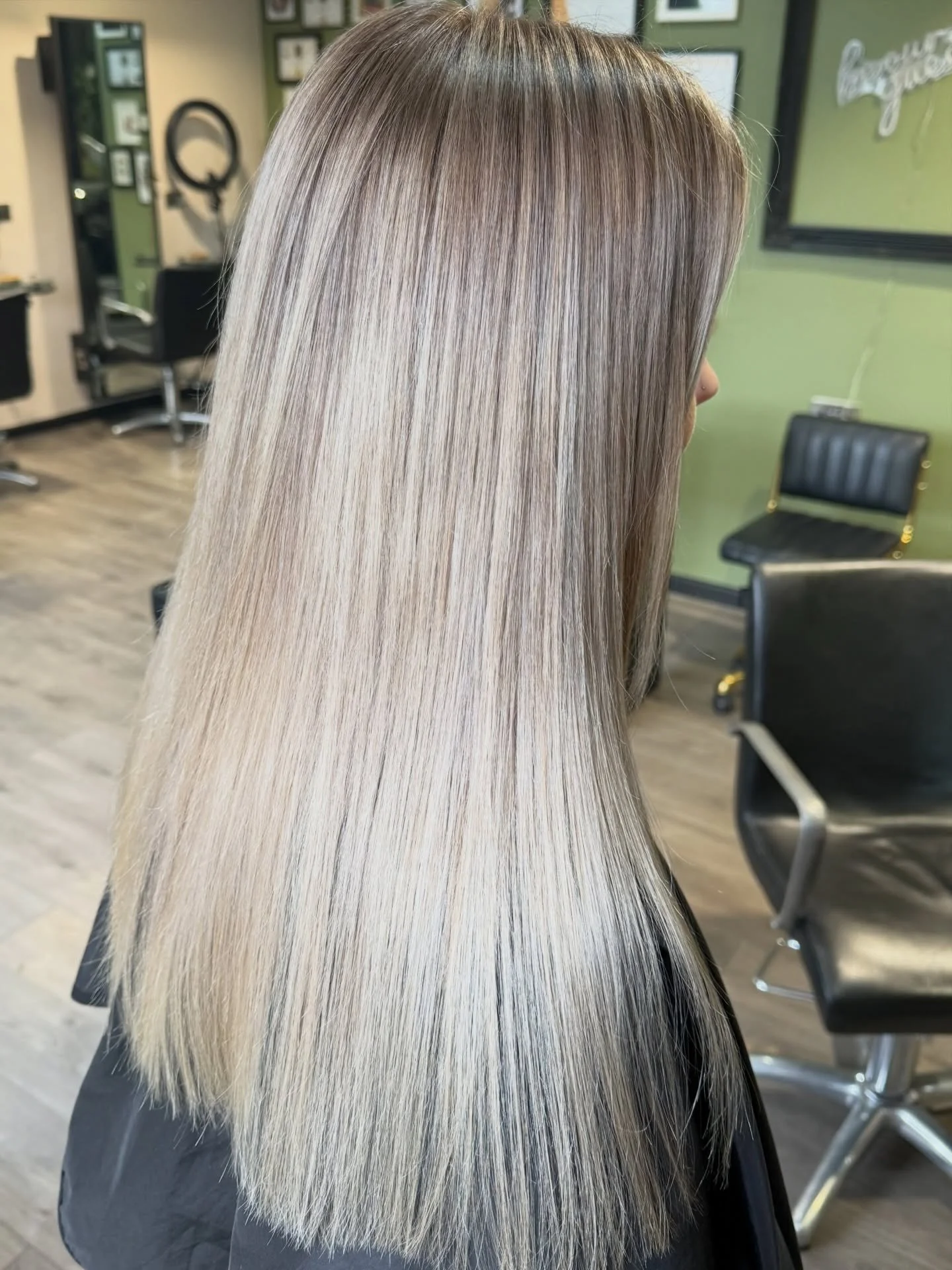 Have you ever seen a shiner blonde? Those @dangerjones_intl glosses are just too good ✨

#blondehighlights #blondetransformation #dangerjoneshaircolor #heywoodhairsalon #manches