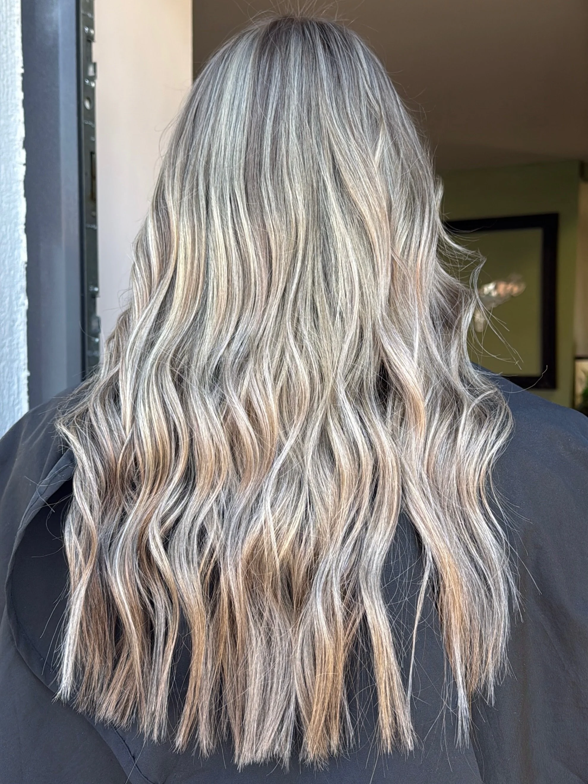 This gorgeous lady hadn&rsquo;t had her hair done for such a long time so it was such a pleasure to be able to spruce her up!
I foiled with bleach in baby slices broken up by a lowlight.

Using @dangerjones_intl @dangerjonesbalayage lightener to lift