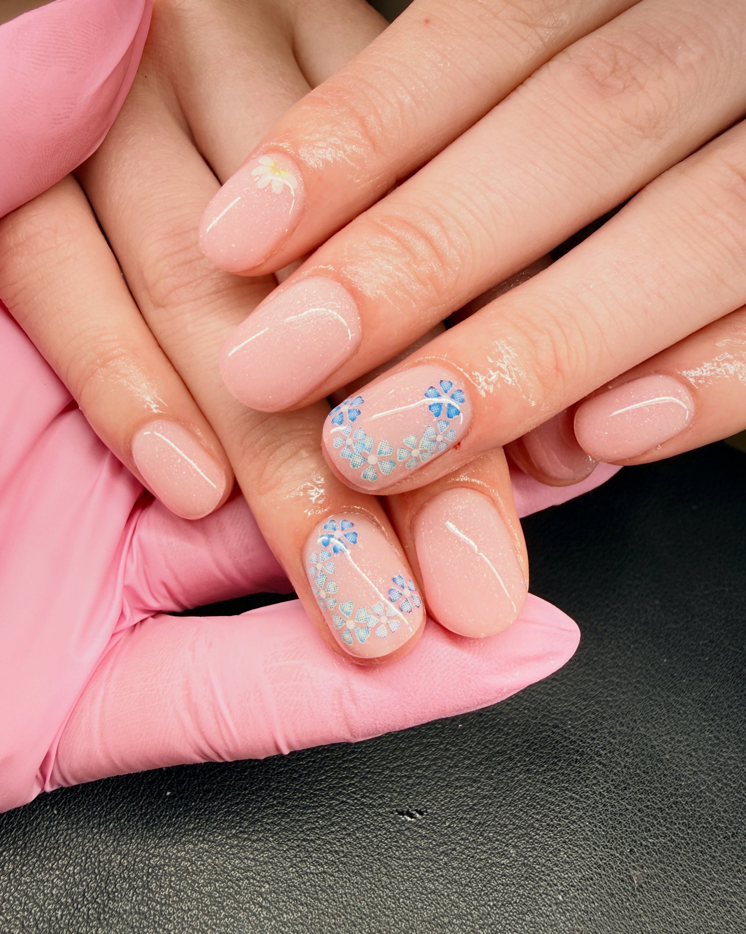 Springs cuties 🌸
Roksana has taken up snowboarding and had a few damaged nails, so we took them right done and started fresh. But how cute are they 😊
Builder gel in shade Glory @nailorder 
(Flower details are stickers) 🤫

#sparklybiabnails #spring