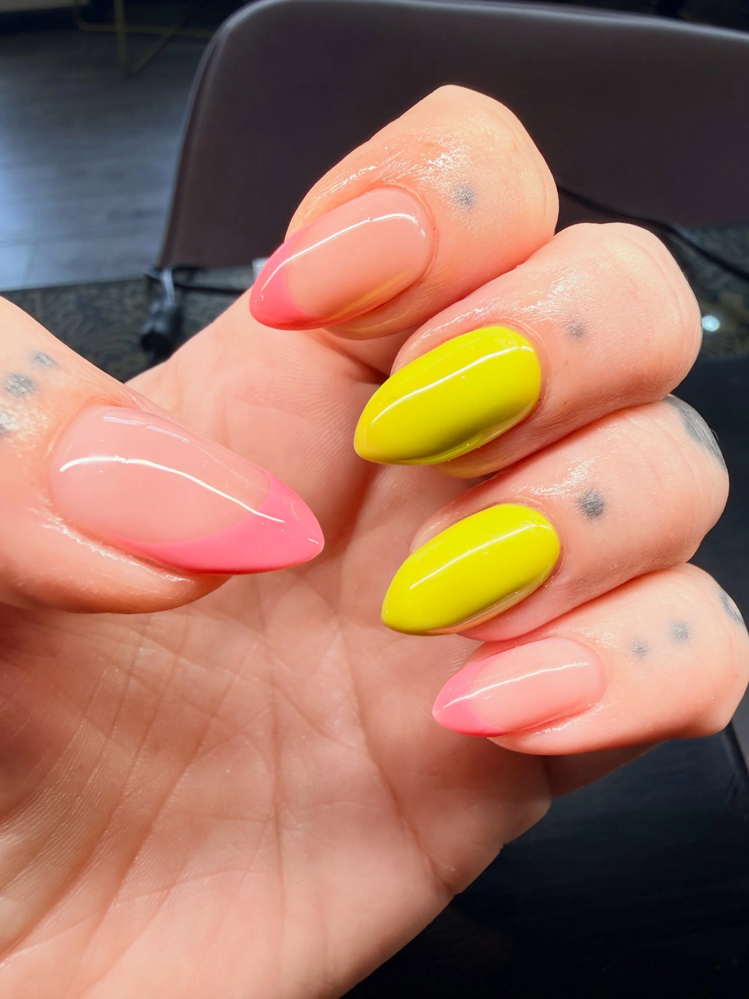 Love it when it&rsquo;s my turn to do my own nails 💕💚
@dawned_beauty was the photographer, and of course I can&rsquo;t post all the pictures cos what the heck even am I to be honest?! 
Swipe to see what I mean 😅

#biabnails #nailart #oppositecolou