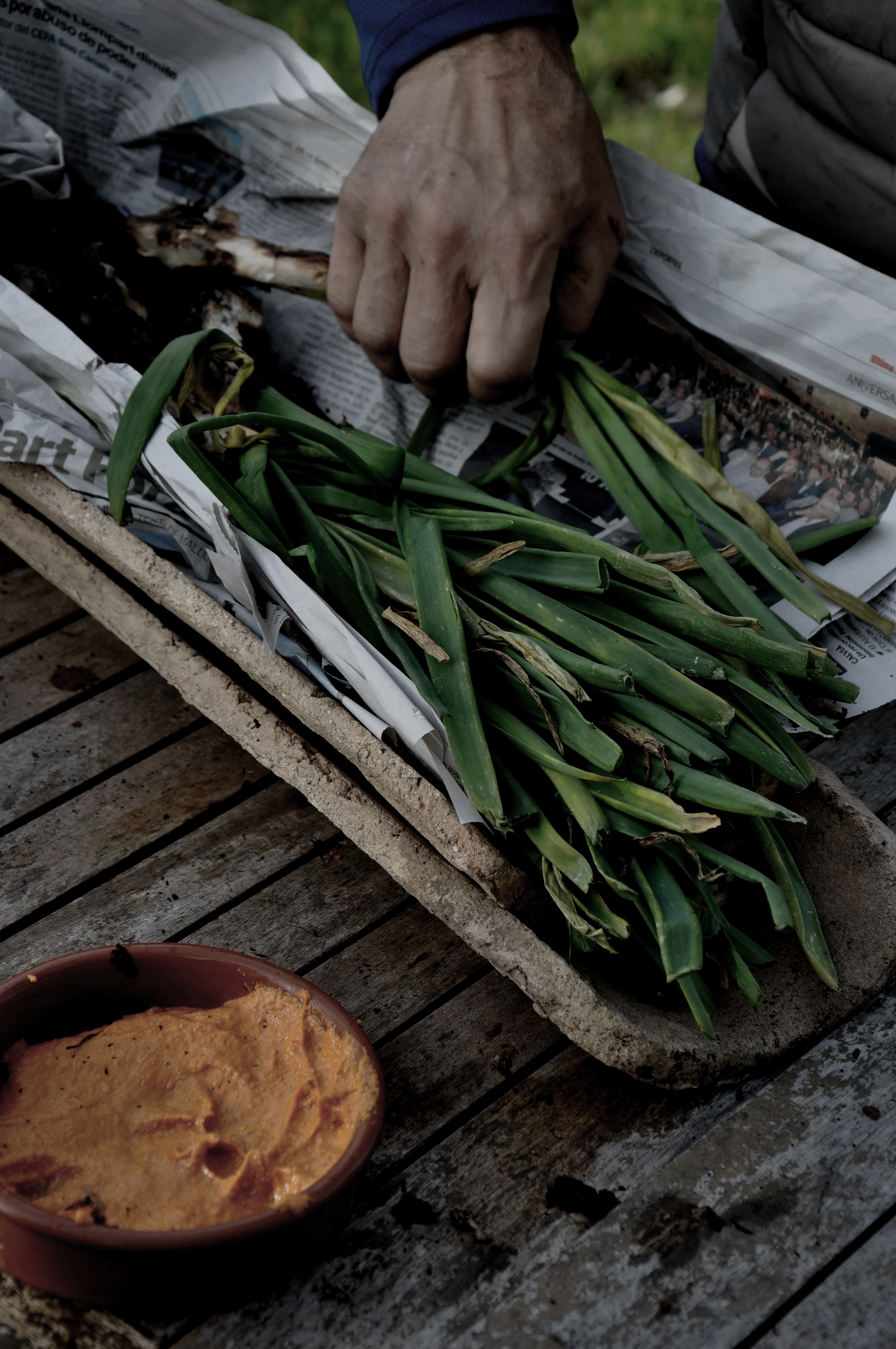 A traditional Mallorquin Calcotada with calcots and romero hosted by RAICES Mallorca