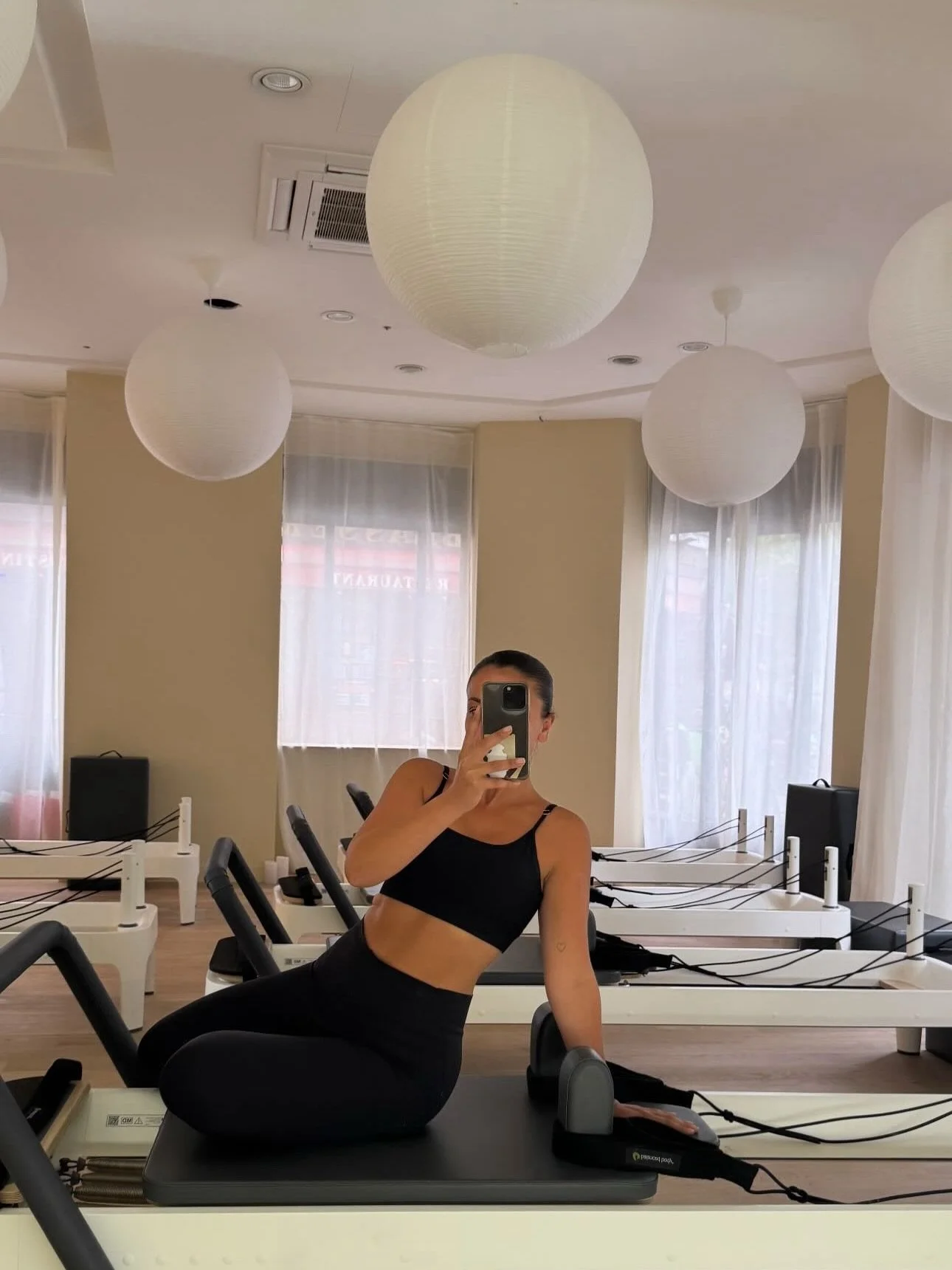 JEU CONCOURS - Miroir, mon beau miroir&hellip;

Chez Janet Studio, on adore vos moments miroir ✨ Alors on lance un d&eacute;fi fun :

- Partage ta plus belle / originale photo miroir dans notre studio !
Postures, &eacute;nergie, cr&eacute;ativit&eacu