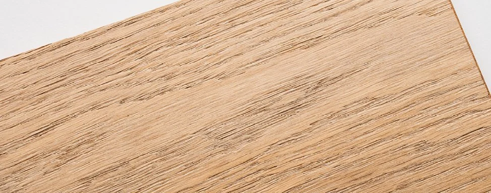 Ein leeres Holzbrett aus hellem Holz mit sichtbarer Maserung.