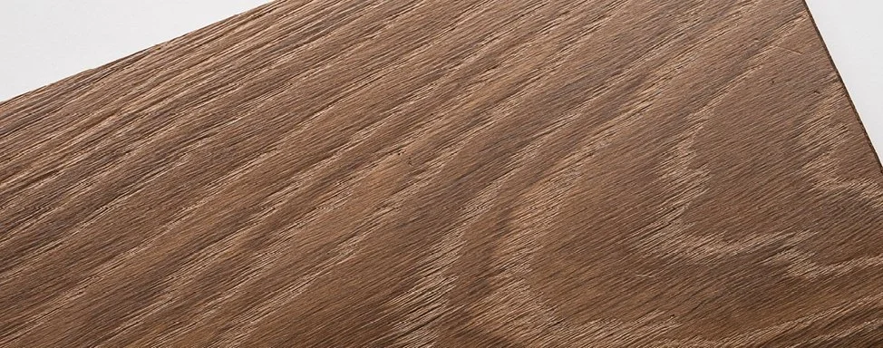 Holztisch mit sichtbarer Holzmaserung, rechte obere Ecke sichtbar.