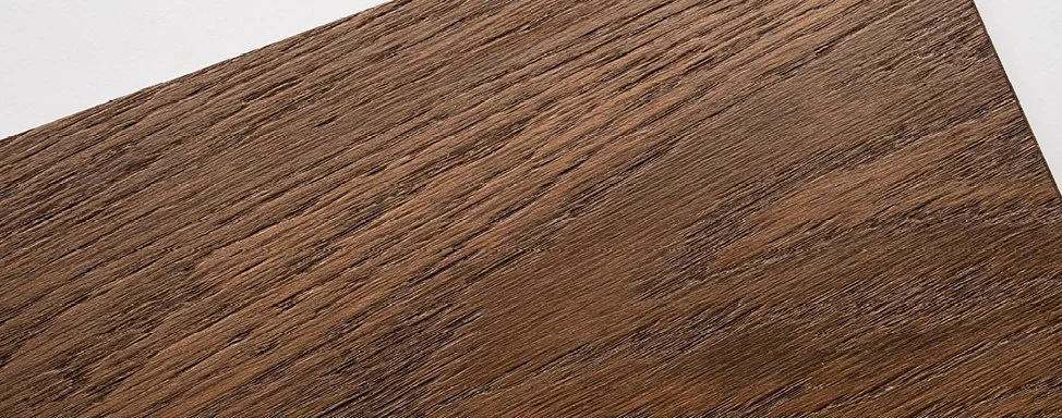 Nahaufnahme einer Holzplatte mit sichtbarer Maserung.