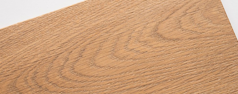 Hintergrundbild eines Holztisches, hellbraun mit sichtbarer Holzmaserung.