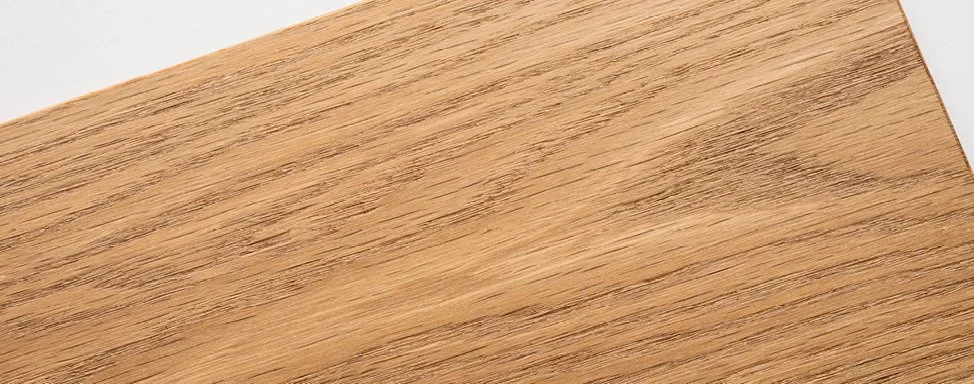 Nahaufnahme einer hölzernen Oberfläche, wahrscheinlich ein Holzbrett oder -platte.