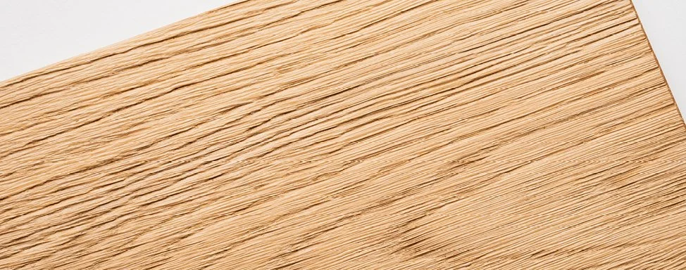 Nahaufnahme von Holzmaserung auf einer Holzplatte