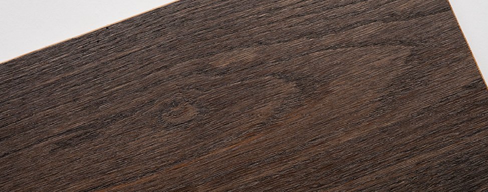 Nahaufnahme einer Holzoberfläche mit sichtbarer Holzmaserung