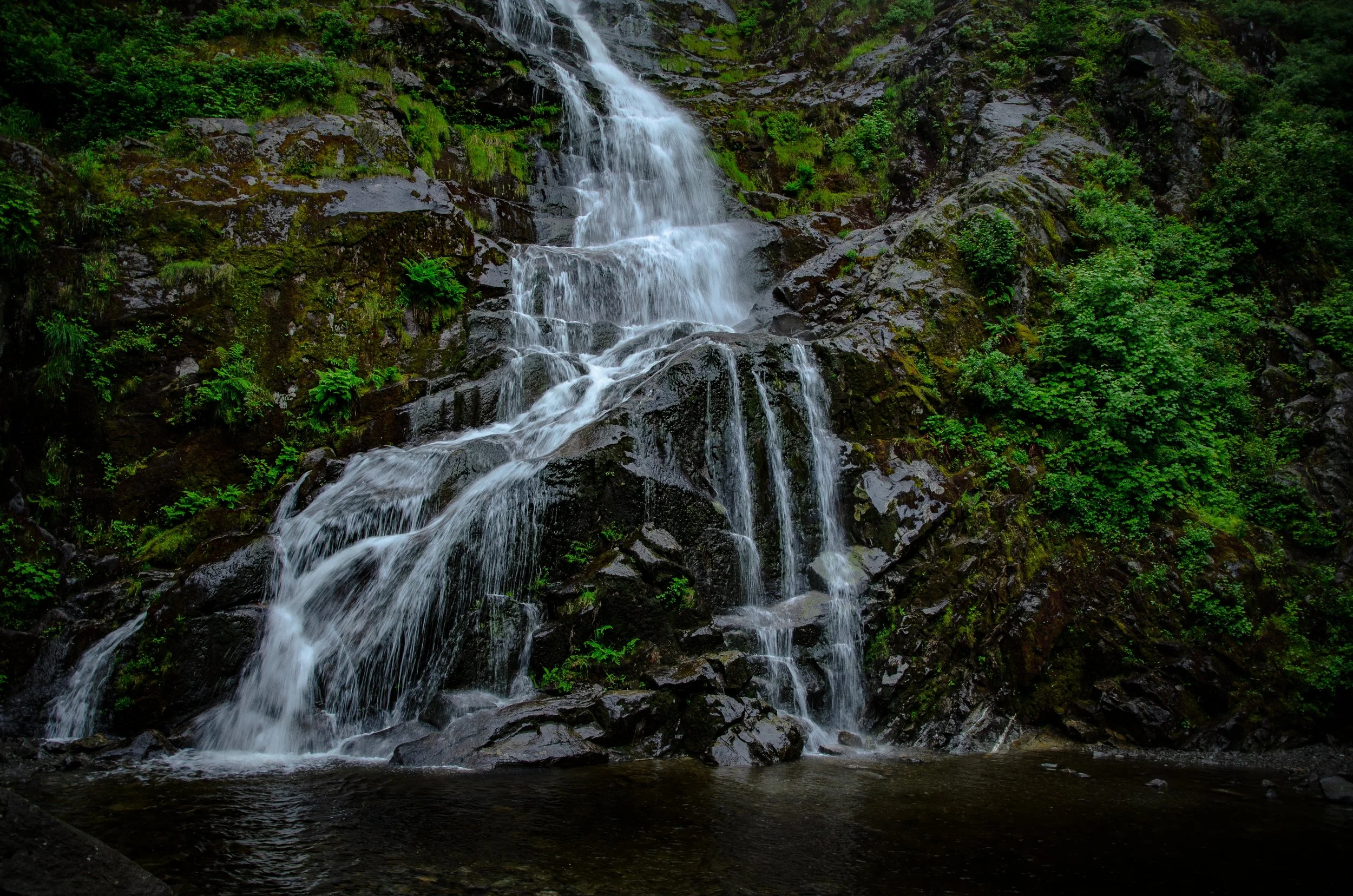 beautiful-scene-waterfall-rocks-flood-falls-hope-canada.jpg