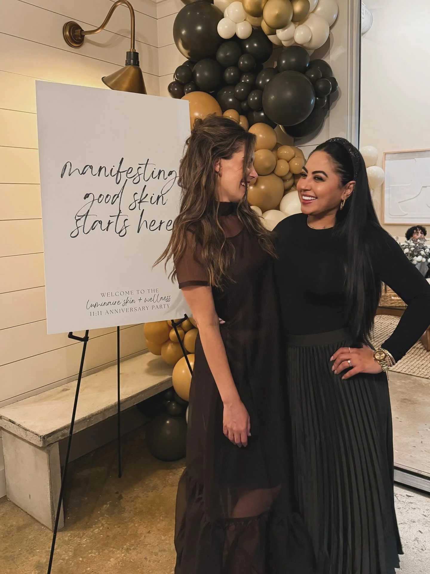 Celebrating with our gorgeous girl, Lauryn, on her one-year anniversary ✨
Every detail of this event was amazing.  From the food and cocktails to the tattoo artist, bouquet station, and more.
Thank you for having Total Love &amp; Care be part of your
