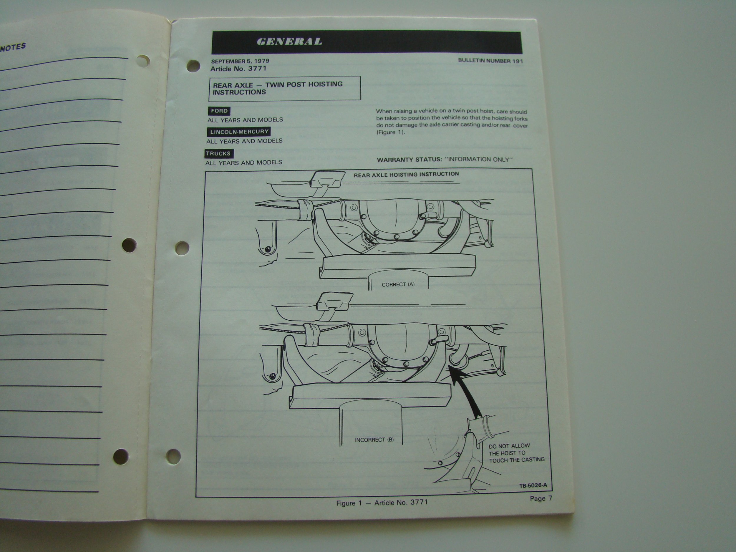 Technical diagram showing correct and incorrect methods for rear axle hoisting on a vehicle, with labels and instructions.