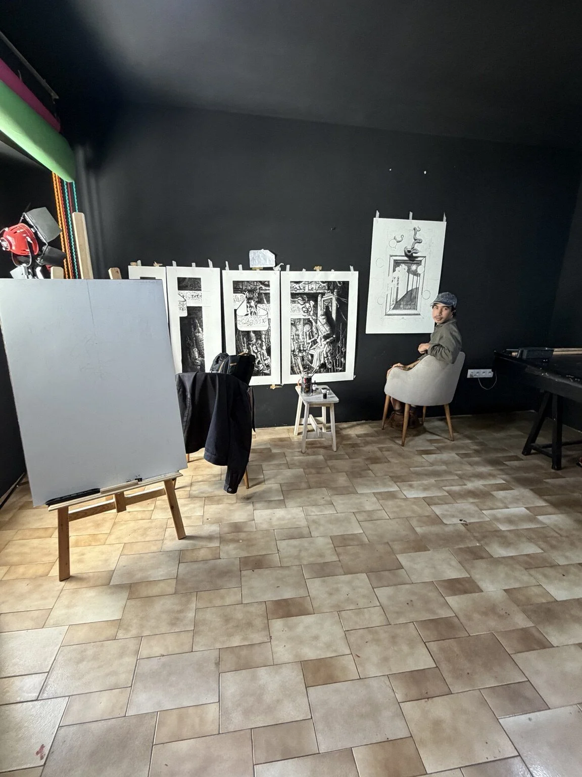Artist working in the Palmier studio at Yasmine Laraqui Studio & Residency, Casablanca