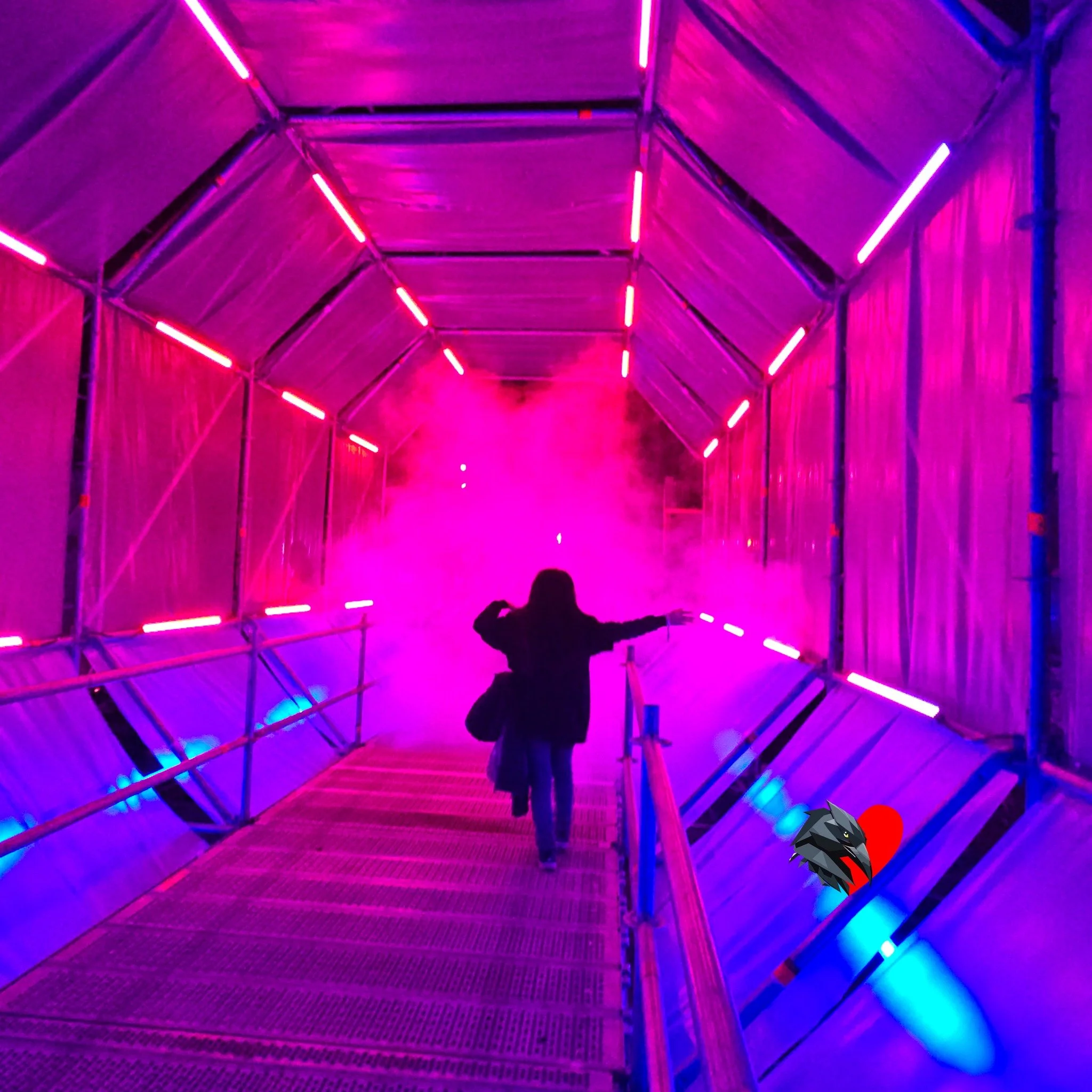 Hier laten we oude versies van onszelf langzaam verdwijnen in de gloed, terwijl onze nieuwe contouren scherper worden. 

✨ Dit is geen finishlijn, maar een portaal voor iedereen die durft door het licht te lopen en zijn einde-van-de-tunnel-moment bew