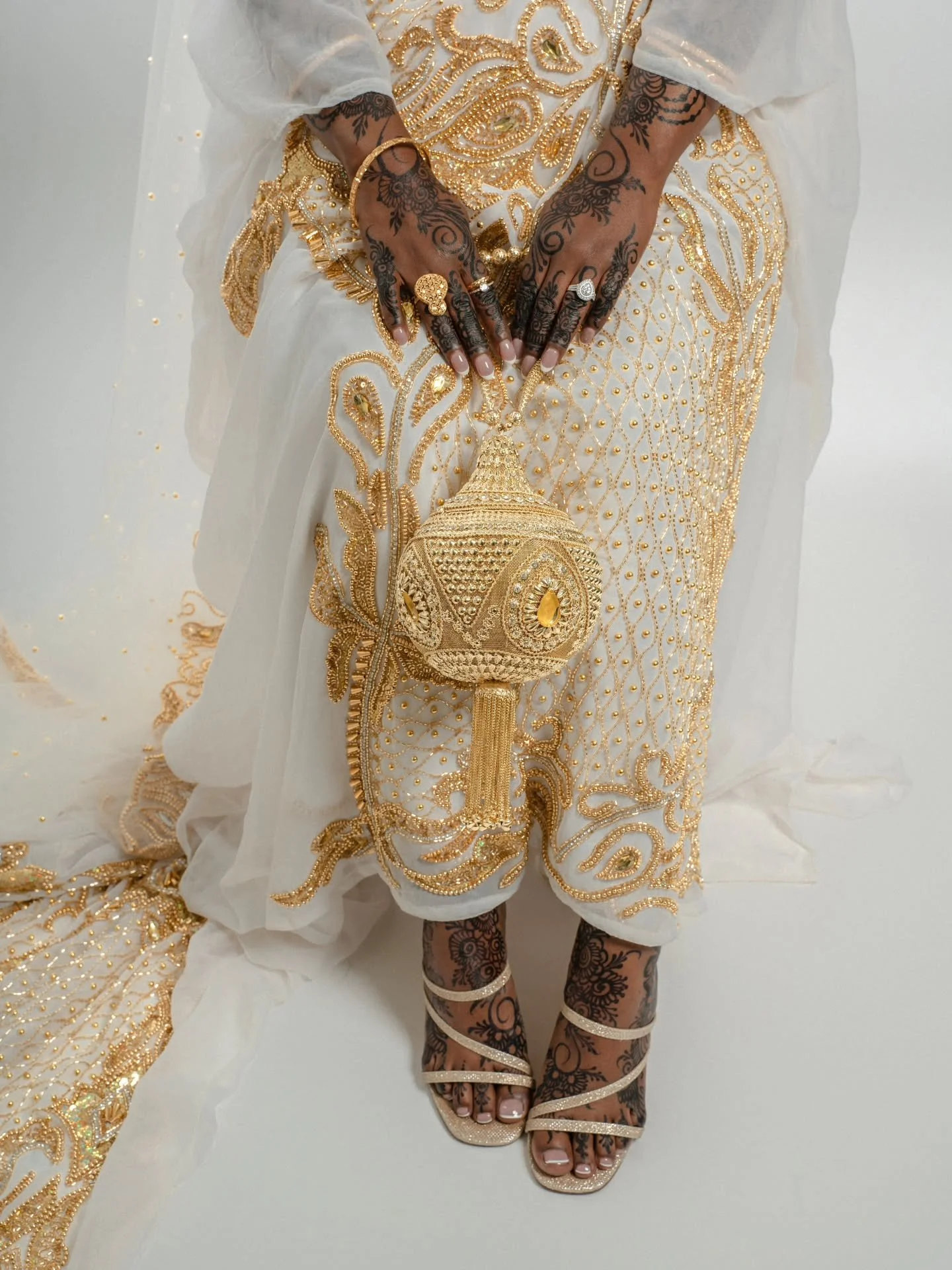 The art of tradition. Captured at STUDIO H.

#STUDIOH #MelbournePhotographer #PortraitDetails #HennaArt #GoldAndWhite