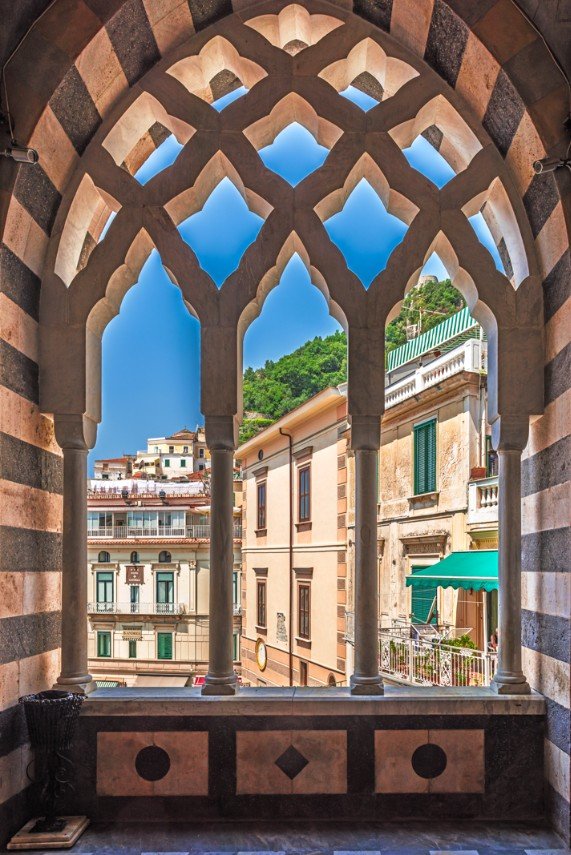 Udsyn gennem gotiske buer: Klarhed opstår, når blikket rækker ud over det kendte – og viser, hvor excellence begynder.