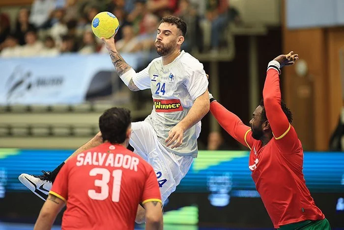 Lidor Peso, left back, in action for Olympiacos SFP.