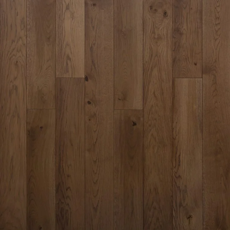 Piso de madera de color marrón con vetas y nudos visibles.