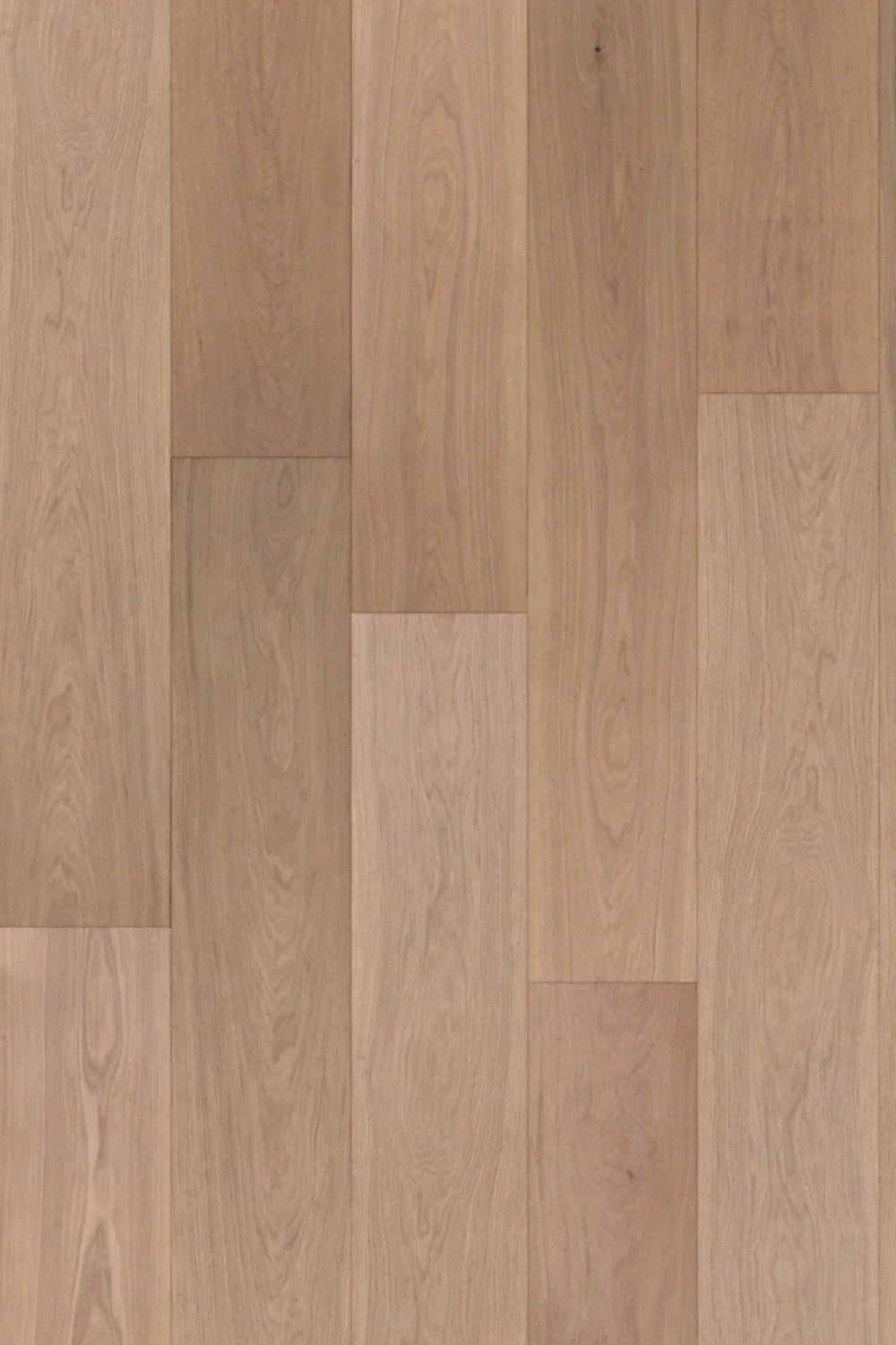 Piso de madera clara con tablones rectangulares y vetas visibles.