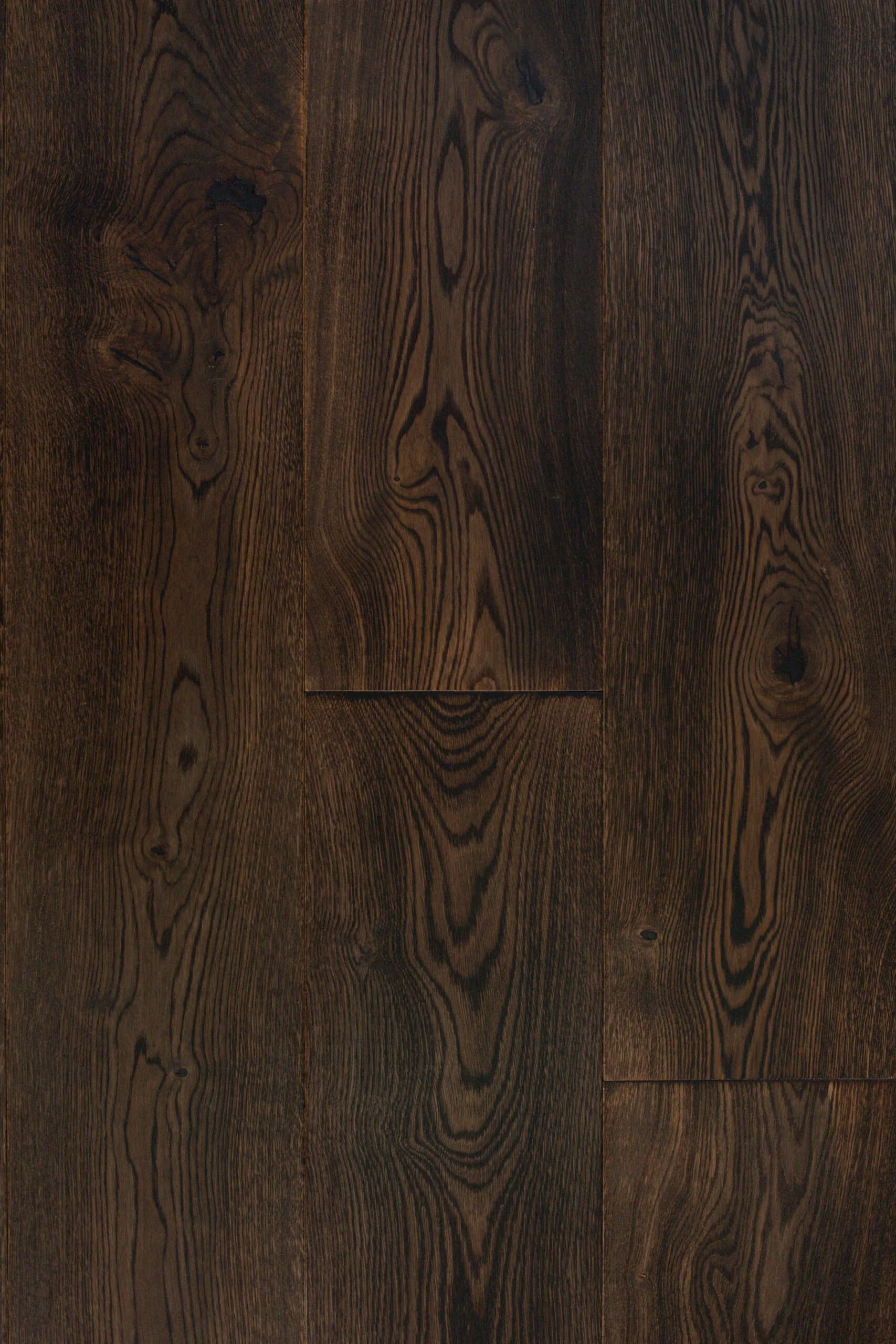 Superficie de madera oscura con vetas y texturas visibles.